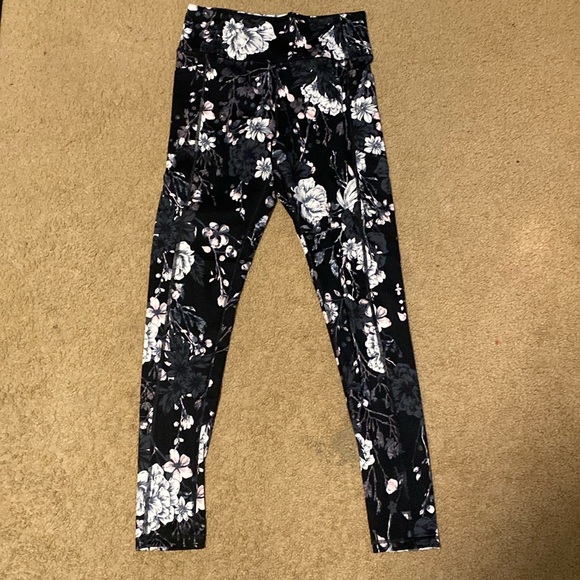 VS leggings in black floral. 12 - Picture 3 of 4
